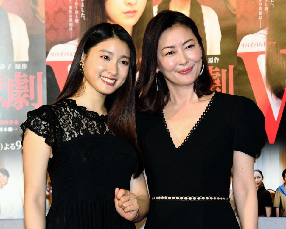 　「Ｗの悲劇」試写会で笑顔を見せる中山美穂さん。左は土屋太鳳＝２０１９年１１月