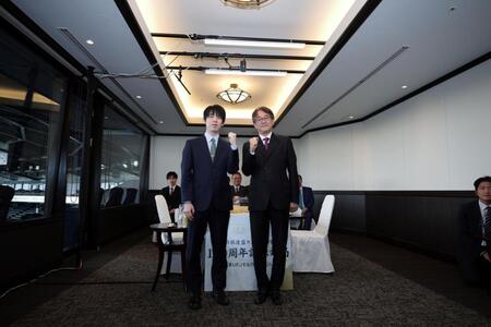 　対局が行われた貴賓室で記念撮影する（左から）藤井聡太七冠、羽生善治九段
