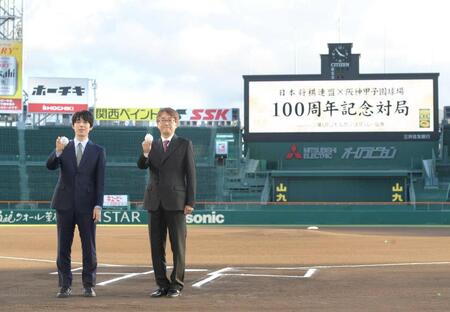 　甲子園球場で対局した藤井聡太七冠（左）と羽生善治九段（撮影・石井剣太郎）