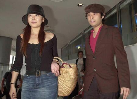 　中山美穂さんと辻仁成＝２００２年