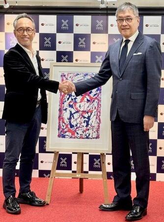 　「チャレンジド・アート展」を開催した「アールビバン」野澤克巳会長（左）と「クロス・カンパニー」加藤勝也代表取締役パートナー