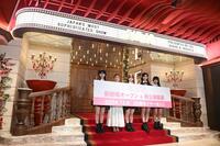 劇場入り口でオープン記念イベントを行った（左から）八木愛月、高橋みなみ、倉野尾成美、小栗有以、佐藤綺星＝東京都秋葉原のＡＫＢ４８劇場（撮影・園田高夫）