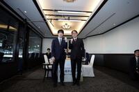 　対局が行われた貴賓室で記念撮影する（左から）藤井聡太七冠、羽生善治九段