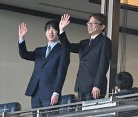 　対局前に来場者に手を振る藤井聡太七冠（左）と羽生善治九段（撮影・石井剣太郎）