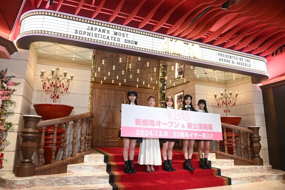 劇場入り口でオープン記念イベントを行った（左から）八木愛月、高橋みなみ、倉野尾成美、小栗有以、佐藤綺星＝東京都秋葉原のＡＫＢ４８劇場（撮影・園田高夫）