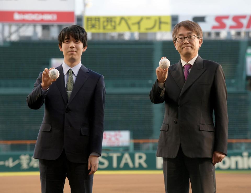 　対局を終えポーズを決める藤井聡太七冠（左）と羽生善治九段（撮影・石井剣太郎）