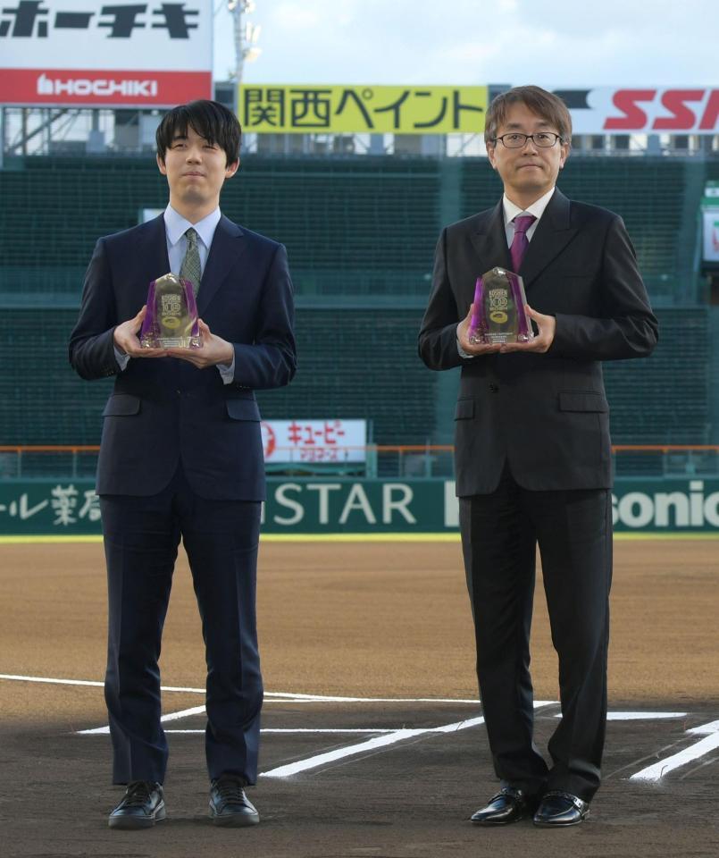 　対局を終え記念撮影する藤井聡太七冠（左）と羽生善治九段（撮影・石井剣太郎）