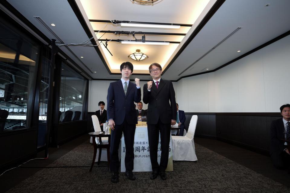 　対局が行われた貴賓室で記念撮影する（左から）藤井聡太七冠、羽生善治九段
