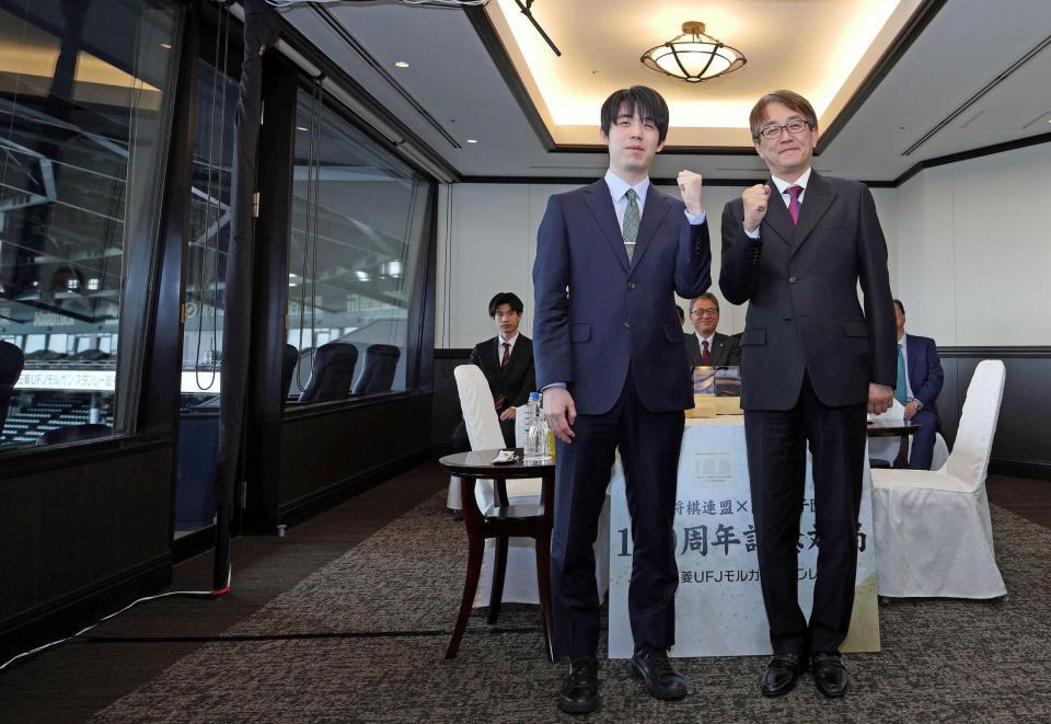 　対局が行われた貴賓室で記念撮影する（左から）藤井聡太七冠、羽生善治九段