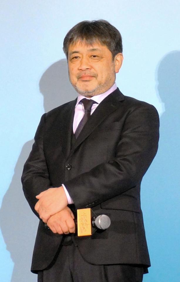 　映画「サンセット・サンライズ」完成披露試写会に登壇した岸善幸監督