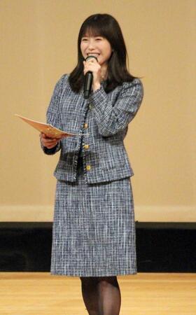 　笑顔を見せる横山由依