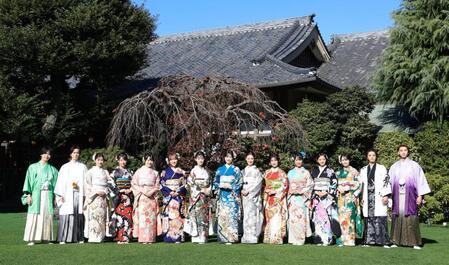 　晴れ着に身を包んで笑顔のオスカー所属のタレント（撮影・金田祐二）