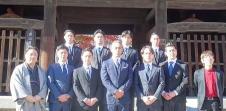 　「双仮名手本三升」の成功祈願をした市川團十郎（下段左から４番目）