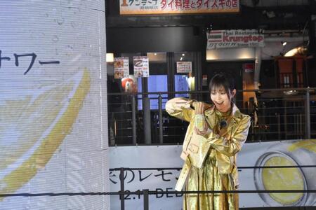 　缶を開けながら歓声を上げる山本彩