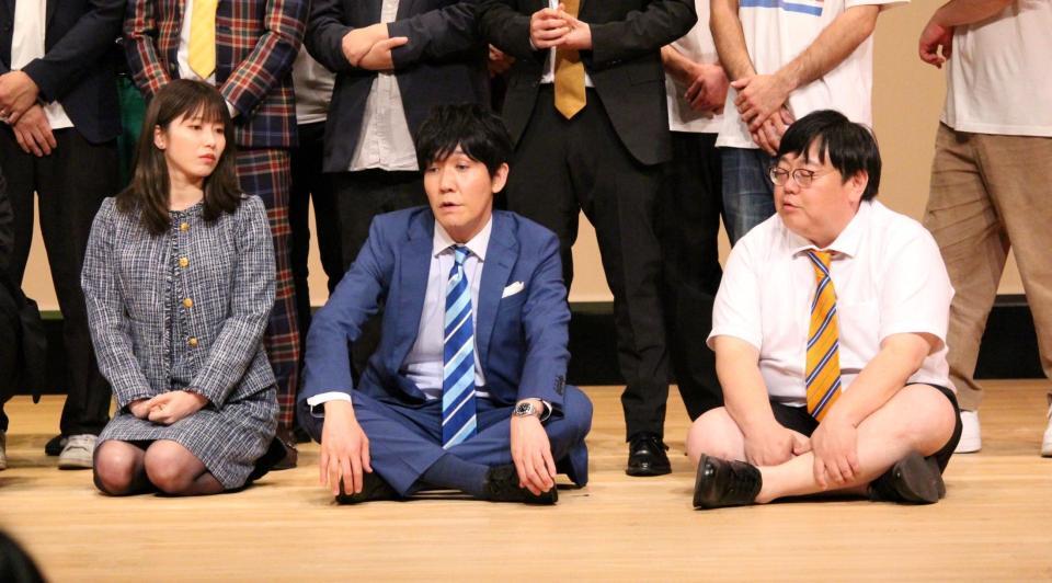 　タイムマシーン３号の山本浩司（中央）と関太（右）と話し込む横山由依