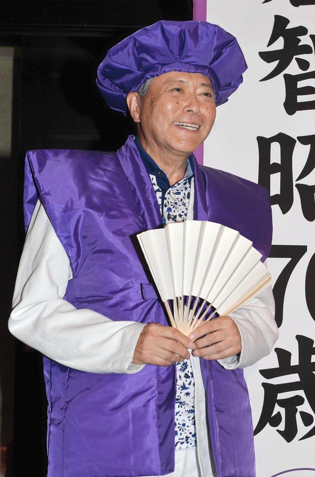 古希を祝う衣装を着て満面の笑みを浮かべる小倉智昭キャスター＝２０１７年５月