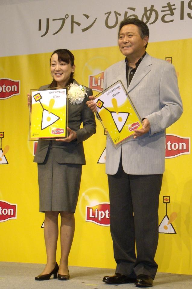 「リプトンひらめきＩＳＴ　ＡＷＡＲＤ　２００８」を受賞した（左から）エド・はるみ、小倉智昭さん＝２００８年１０月