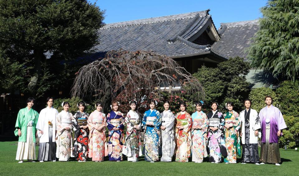 　晴れ着に身を包んで笑顔のオスカー所属のタレント（撮影・金田祐二）