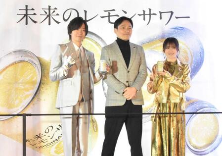 　（左から）ＤＡＩＧＯ、アサヒビール・梶浦瑞穂マーケティング本部長、山本彩