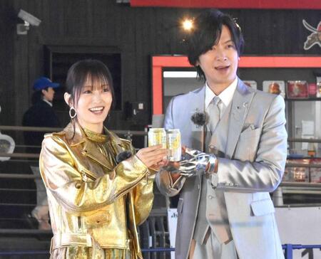 　船上で乾杯する（左から）山本彩、ＤＡＩＧＯ