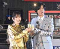 　船上で乾杯する（左から）山本彩、ＤＡＩＧＯ