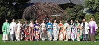 　晴れ着姿を披露する１５人（撮影・金田祐二）