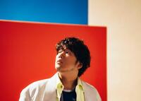 　映画「３５年目のラブレター」の主題歌「ずっと作りかけのラブソング」を歌う秦基博（©２０２５「３５年目のラブレター」製作委員会）