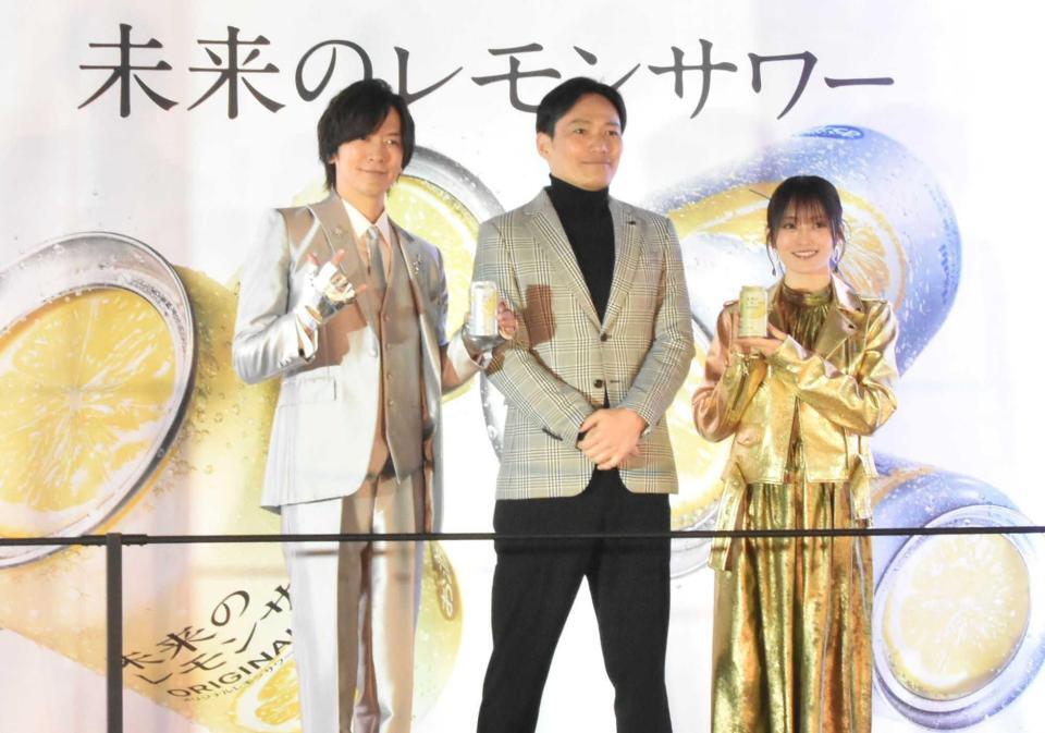 　（左から）ＤＡＩＧＯ、アサヒビール・梶浦瑞穂マーケティング本部長、山本彩