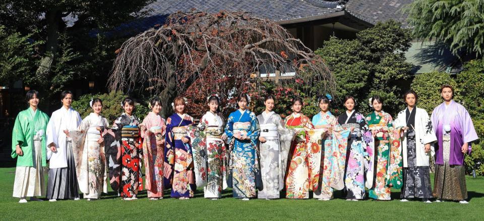 　晴れ着姿を披露する１５人（撮影・金田祐二）