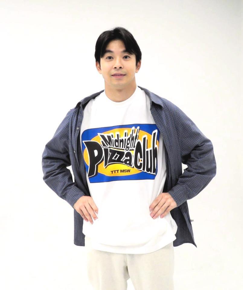 　コラボＴシャツをアピールする仲野太賀