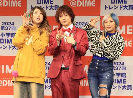 　受賞を喜ぶぱーてぃーちゃん（左から）金子きょんちぃ、すがちゃん最高Ｎｏ．１、信子（撮影・金田祐二）