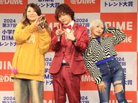 受賞を喜ぶぱーてぃーちゃん（左から）金子きょんちぃ、すがちゃん最高Ｎｏ．１、信子（撮影・金田祐二）