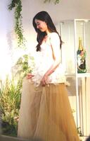 新木優子、美デコルテ全開の大胆ドレス マグナムボトルは「大切な人を