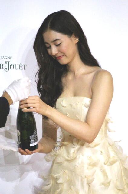 新木優子、美デコルテ全開の大胆ドレス マグナムボトルは「大切な人を