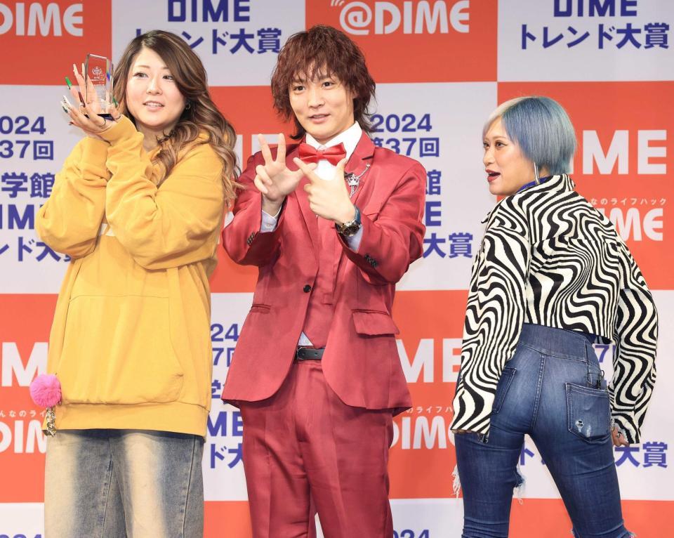 　受賞を喜ぶぱーてぃーちゃん（左から）金子きょんちぃ、すがちゃん最高Ｎｏ．１、信子（撮影・金田祐二）