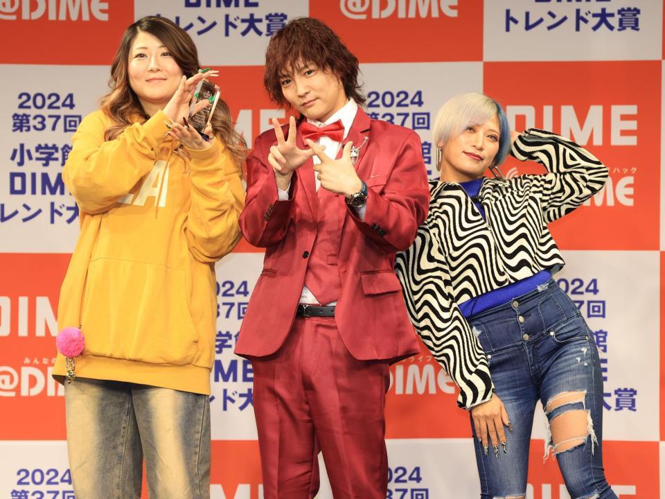 受賞を喜ぶぱーてぃーちゃん（左から）金子きょんちぃ、すがちゃん最高Ｎｏ．１、信子（撮影・金田祐二）