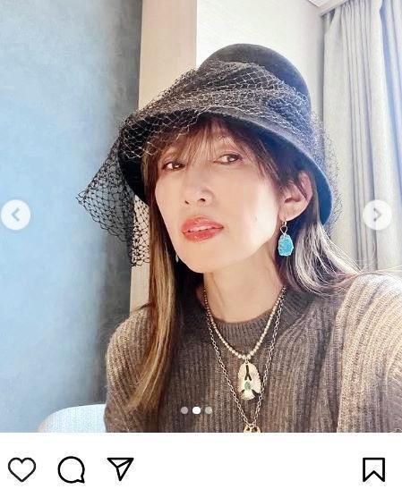 メーテルみたい 工藤静香、エレガントな帽子とヴィトンのコート
