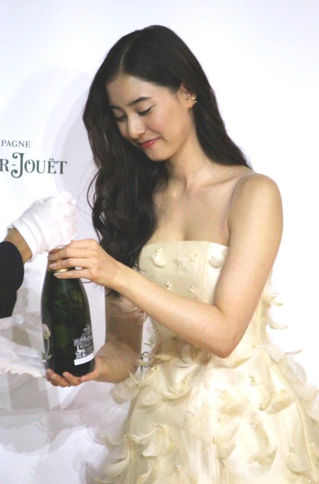 新木優子、美デコルテ全開の大胆ドレス マグナムボトルは「大切な人を