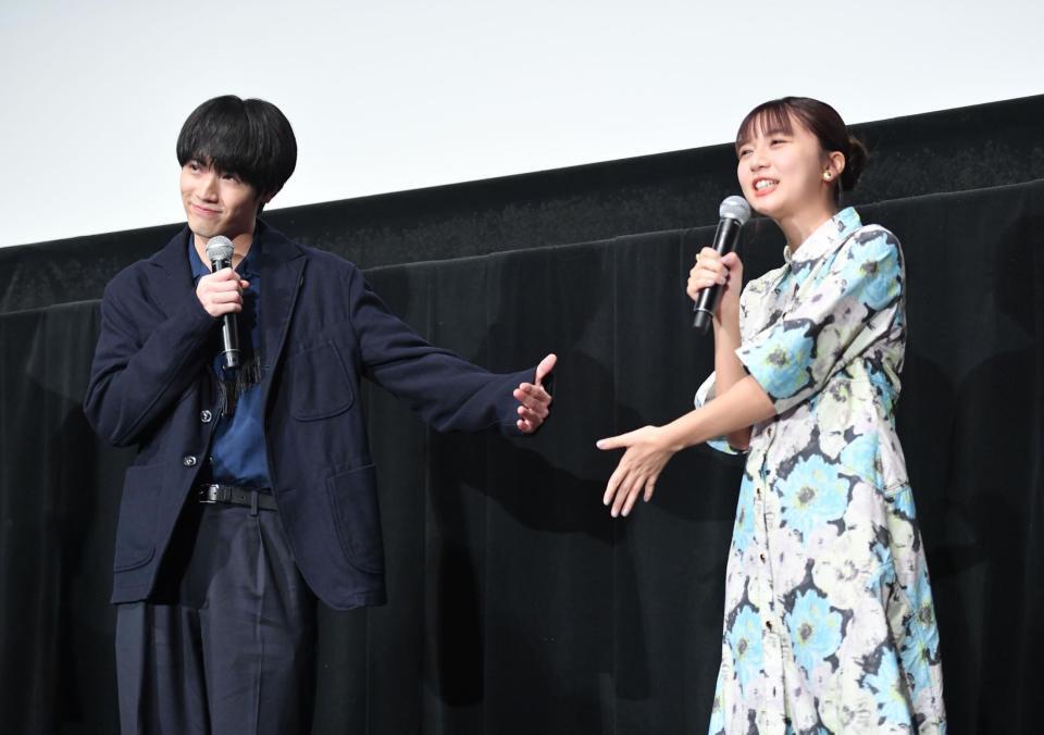 赤楚衛二＆上白石萌歌 ロケ地の川崎でクリスマスツリー点灯式