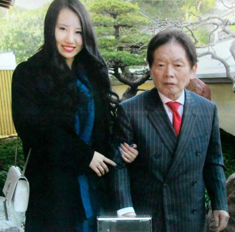　“紀州のドン・ファン”と称された野崎幸助さん（右）と元妻の須藤早貴被告＝２０１７年１２月（ジャーナリストの吉田隆氏撮影）