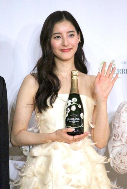 新木優子 デコルテ際立つ大胆ドレスで登場 31歳誕生日をサプライズ