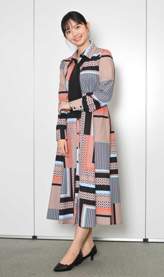 　笑顔でポーズを取るテレビ東京・田中瞳アナウンサー（撮影・棚橋慶太）