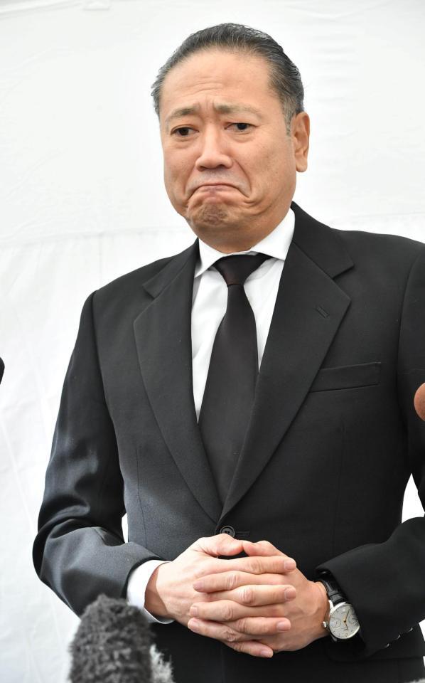 　悲しみをこらえる鎧塚俊彦氏（撮影・持木克友）