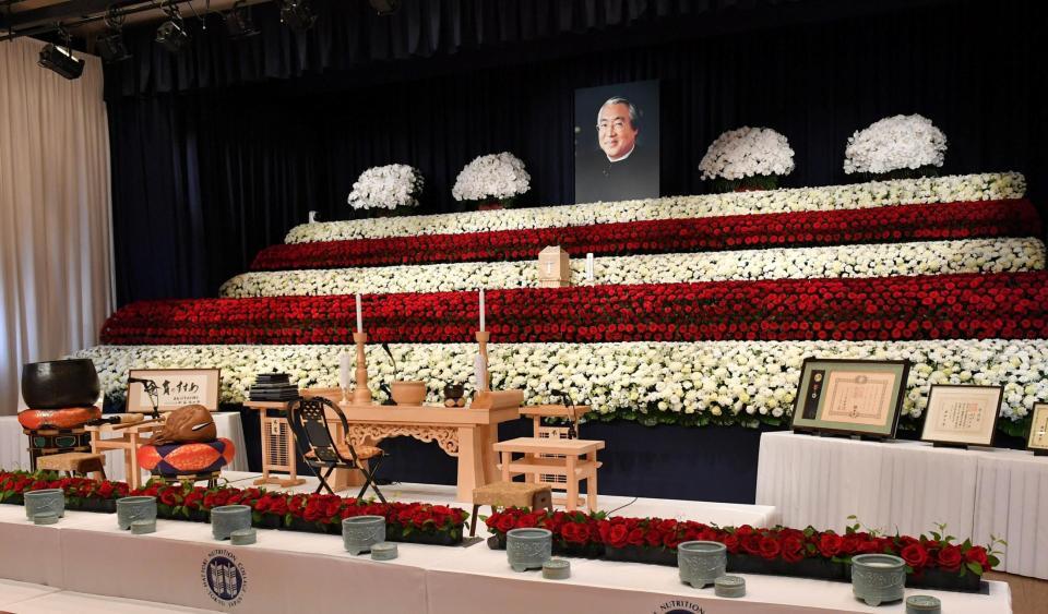 　服部幸應氏の祭壇（撮影・持木克友）