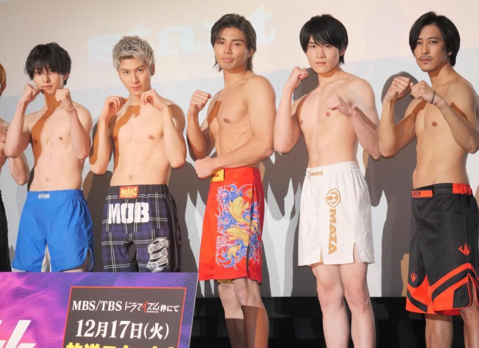 　筋肉美を披露しファイティングポーズを見せる（左から）木村慧人、長谷川慎、武知海青、大久保波留、佐野岳
