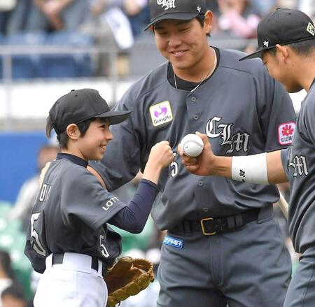 始球式を行い、ロッテ安田尚憲と佐藤都志也に労われる尾上眞秀