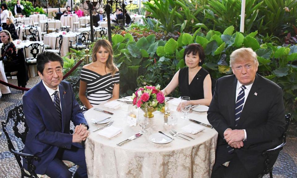 　２０１８年４月、夕食会に臨む（右から）トランプ米大統領、安倍首相の妻の昭恵さん、トランプ大統領の妻のメラニアさん、安倍首相＝米フロリダ州パームビーチ（共同）