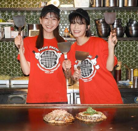 　自身が考案したお好み焼きを前に笑顔を浮かべる杉本愛里（左）と高橋凛