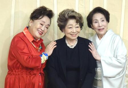 　二月新派喜劇公演「三婆」に出演する（左から）渡辺えり、水谷八重子、波乃久里子