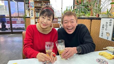 　テレビ初共演で、かたせ梨乃（左）とグラスを交わす玉袋筋太郎